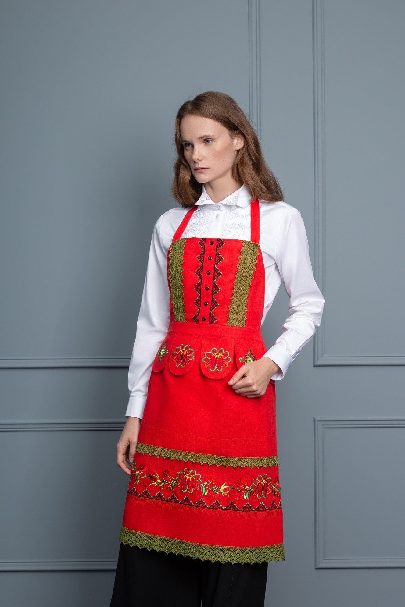 Apron with embroidery 