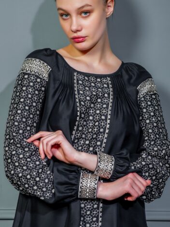 Блуза «Дрібні зорі» чорна з бежевою вишивкою (віскоза та шовк)