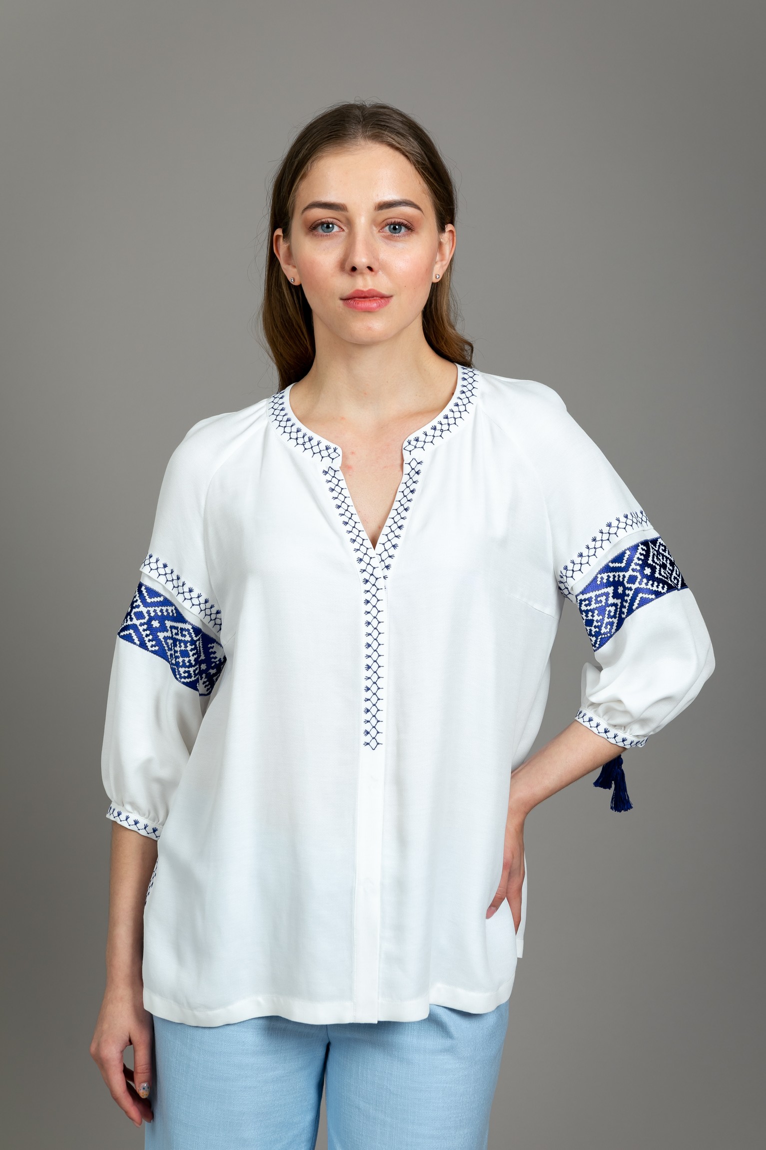 Блуза «Кружево любви» белая с синей вышивкой.