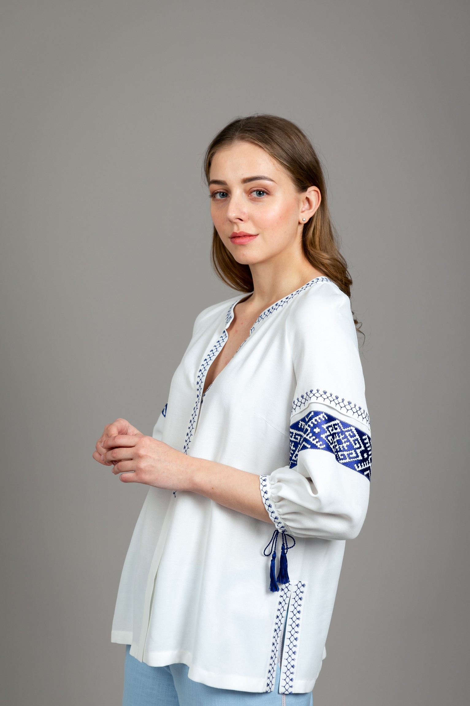 Блуза «Мереживо любові» біла з синьою вишивкою віскоза