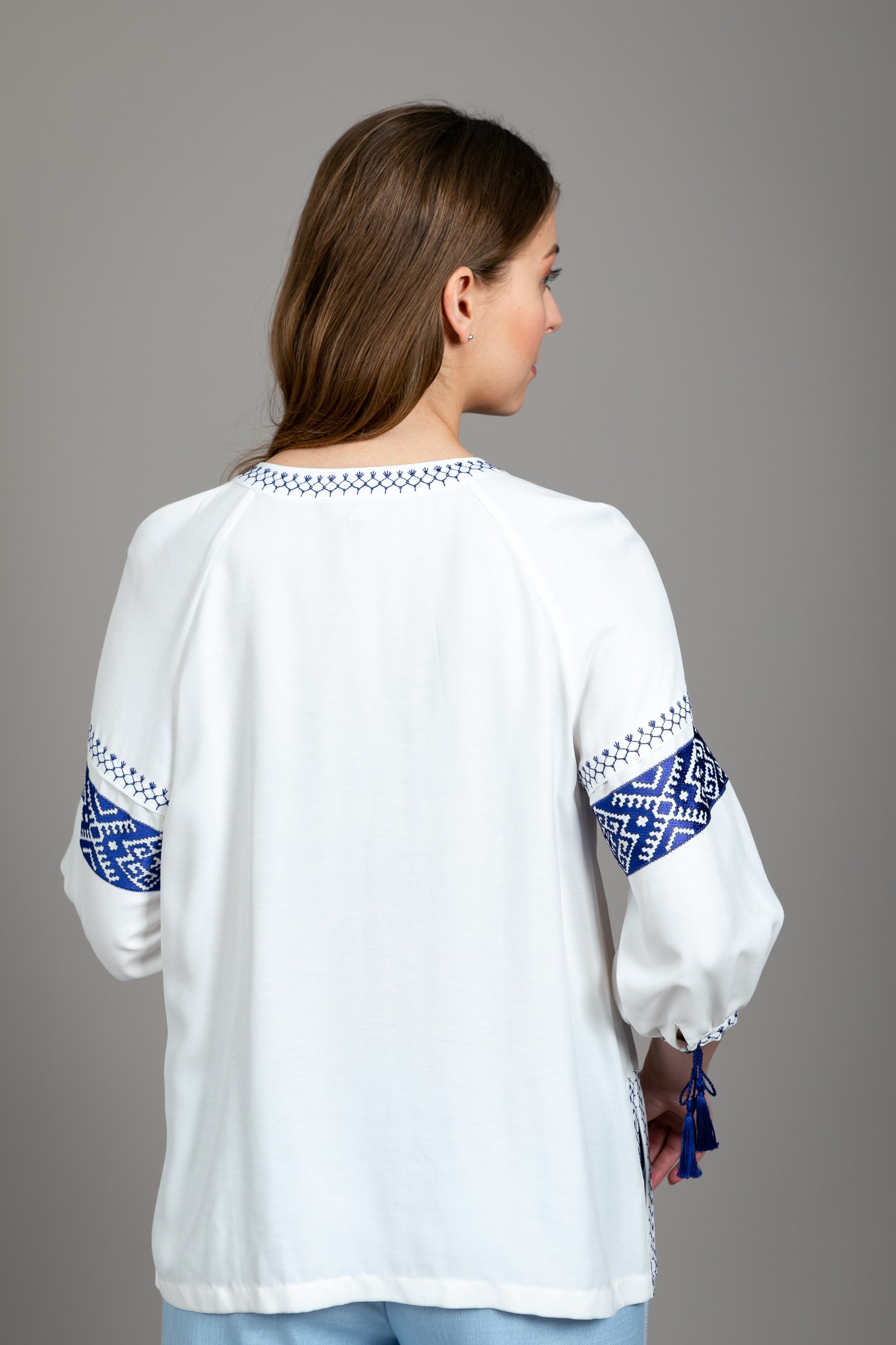 Блуза «Кружево любви» белая с синей вышивкой.