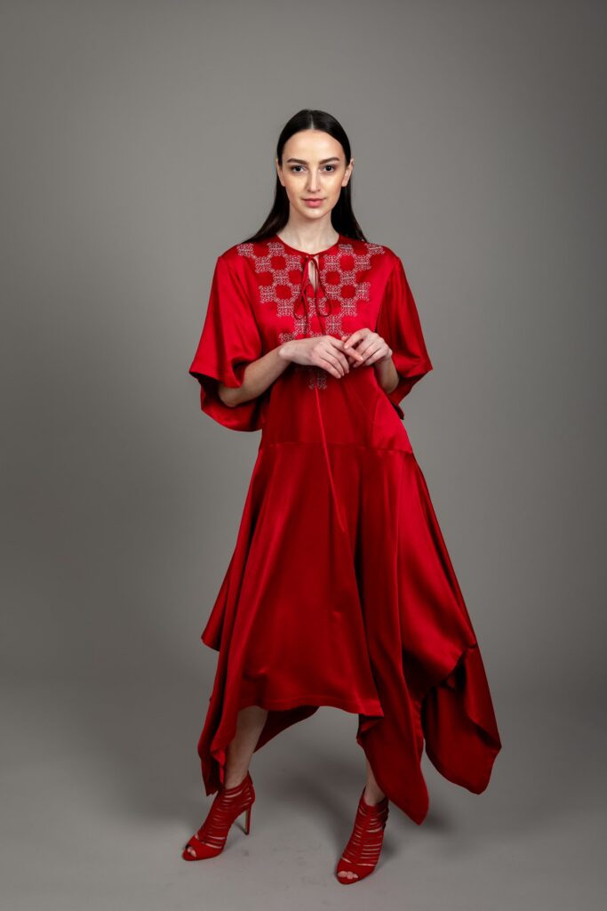 Елегантна червона сукня 