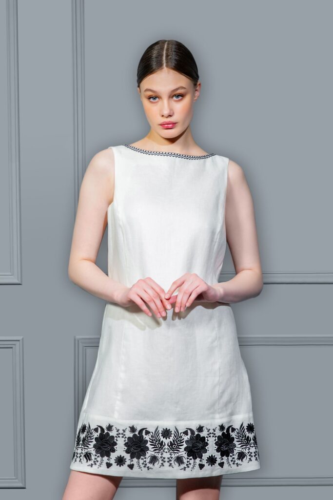Платье «Петриковка» белое с черной вышивкой лен.
