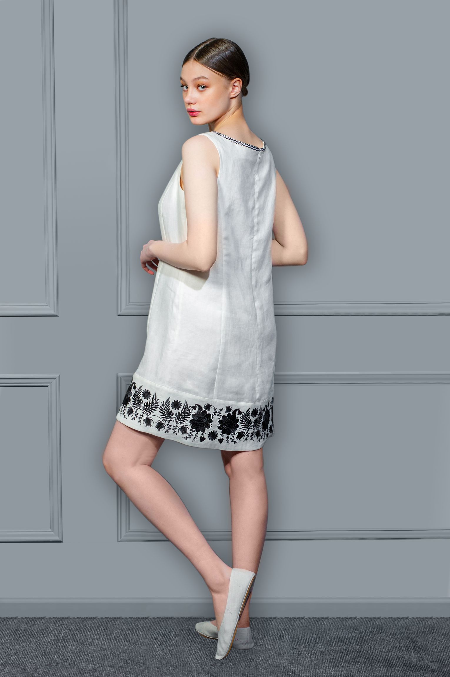 Платье «Петриковка» белое с черной вышивкой лен.