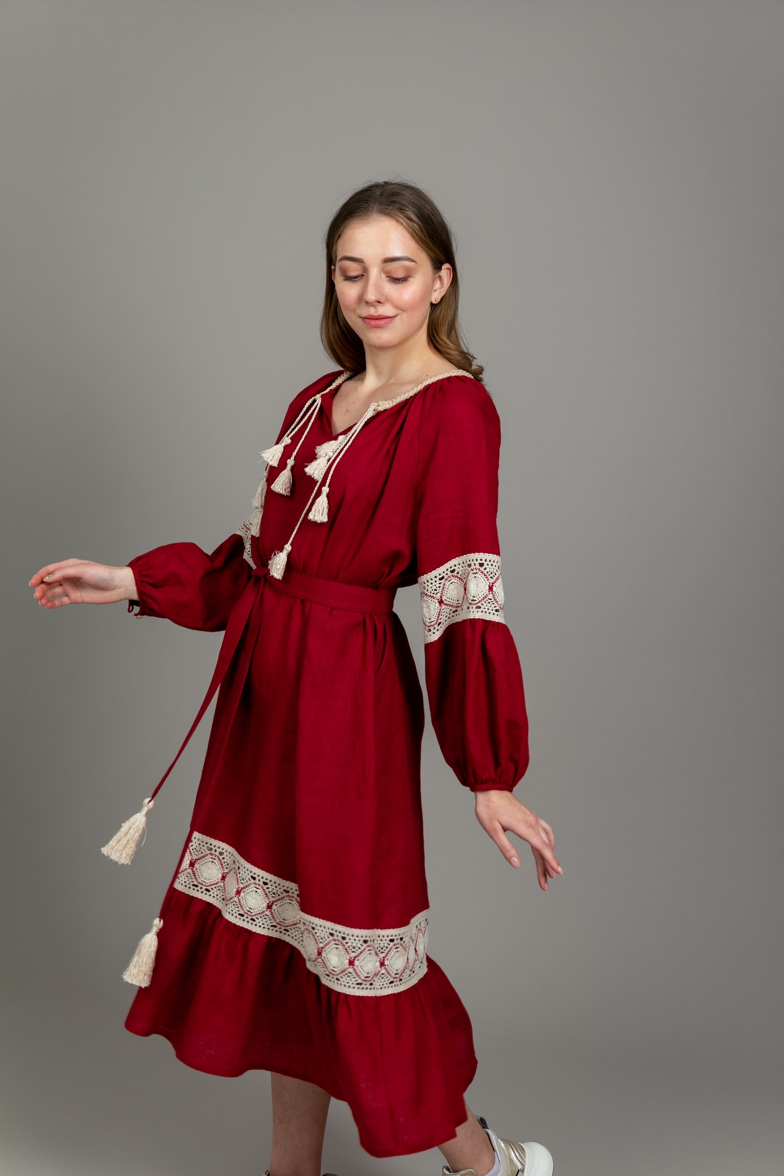 Платье с кружевом и кистями бордовое лен.