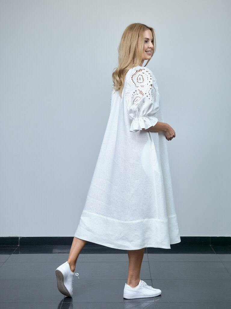 Плаття «Троянди Рішельє» біла з білою вишивкою задній вигляд